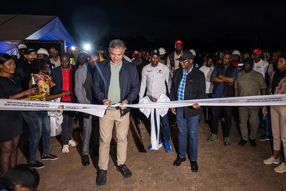 A man cutting a ribbon during the Quibala inauguration ceremony.
